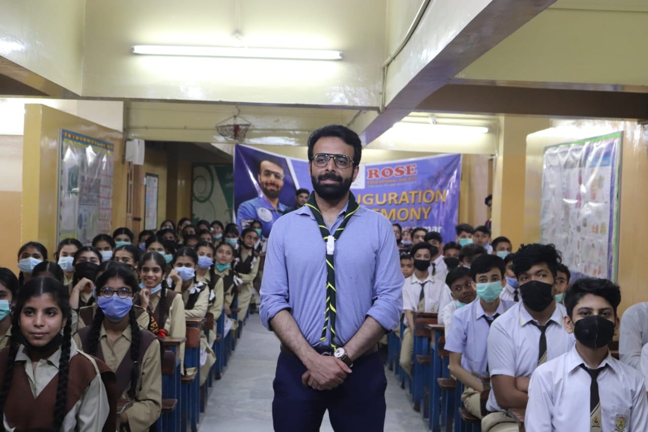Space Scientist Prof. Dr. Yar Jan (Cambridge University) visited his school White Rose School where he received his early education. The students of the school received a warm welcome while showering flowers.